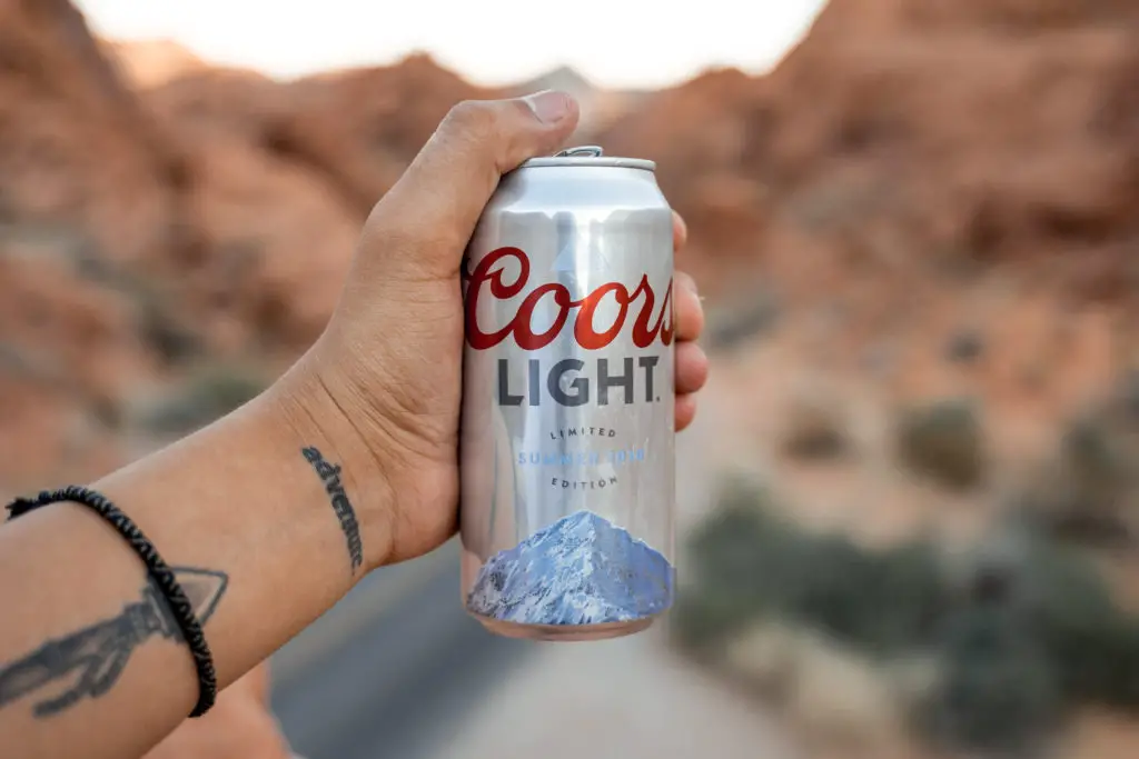 Coors Light лак для ногтей. Лайт алкоголь. Coors Light представил лак для ногтей.