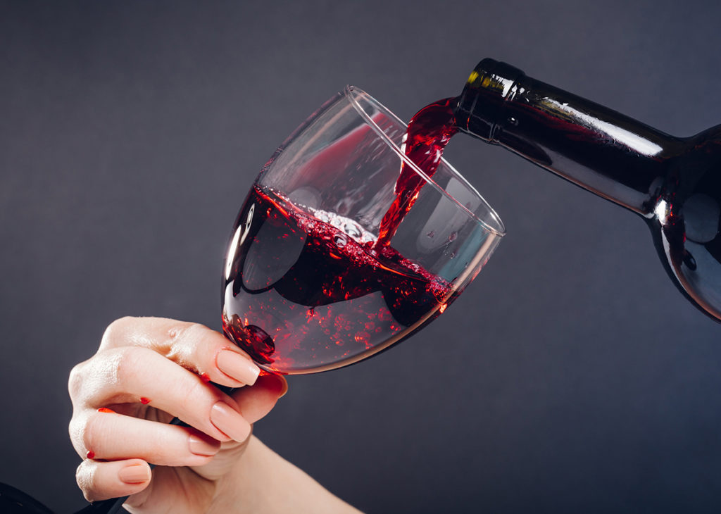 5 Proper Ways to Hold a Wine Glass (Stem & Stemless) Liquid Bread Mag
