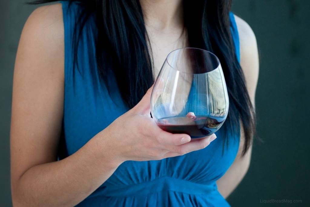 Example of holding a stemless wine glass by the base.